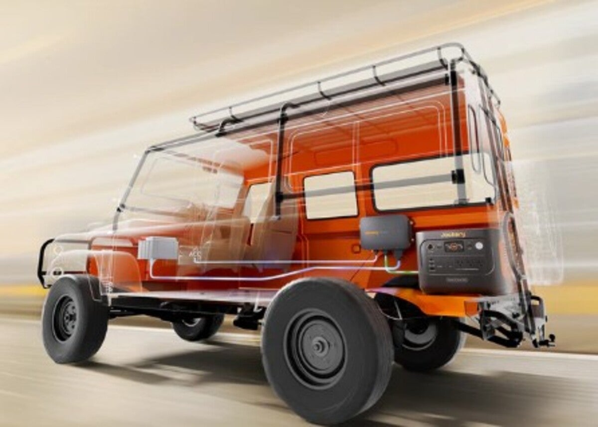 SUVのスケルトン写真で走行充電システムを図解