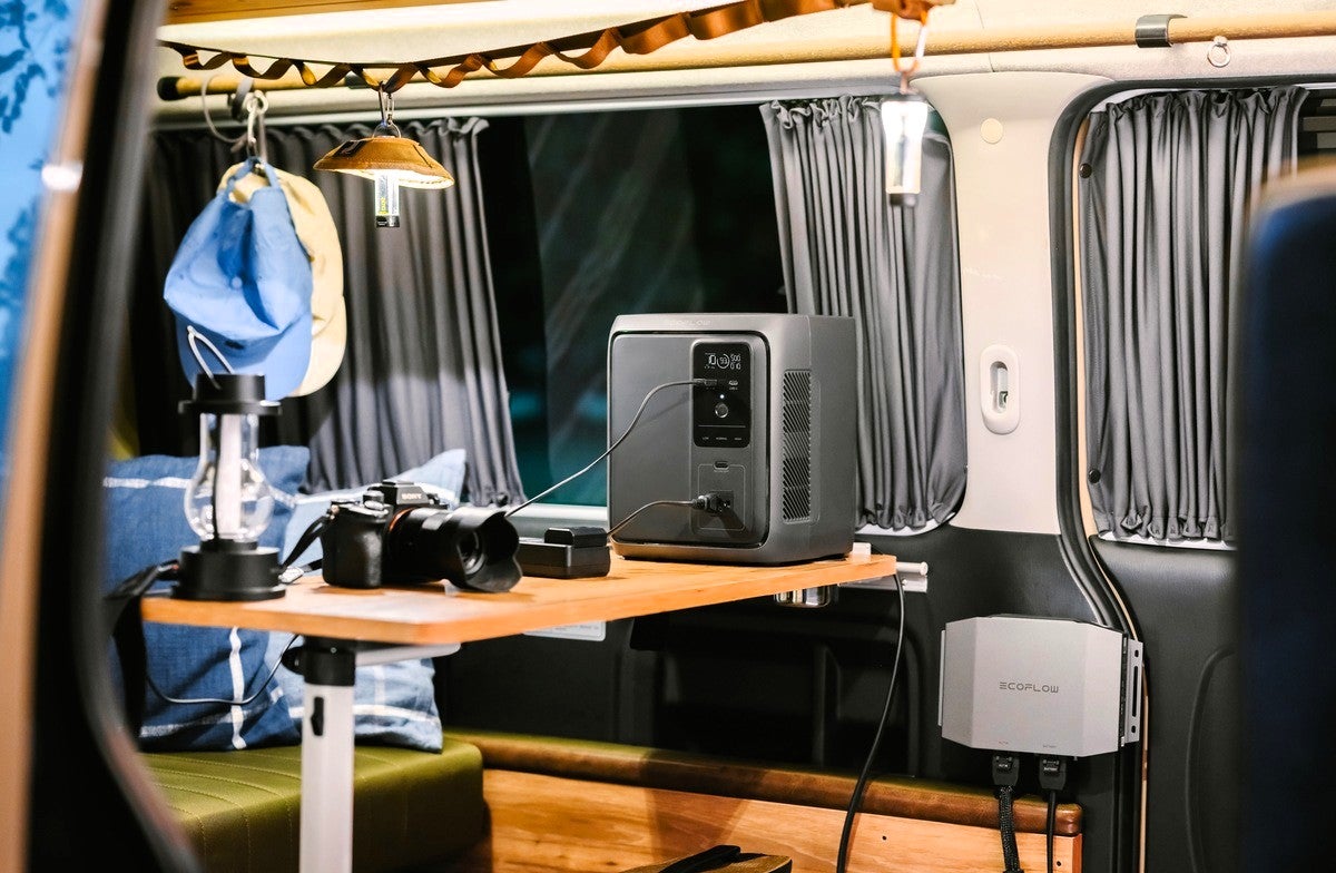 車中テーブルに置いたポータブル電源