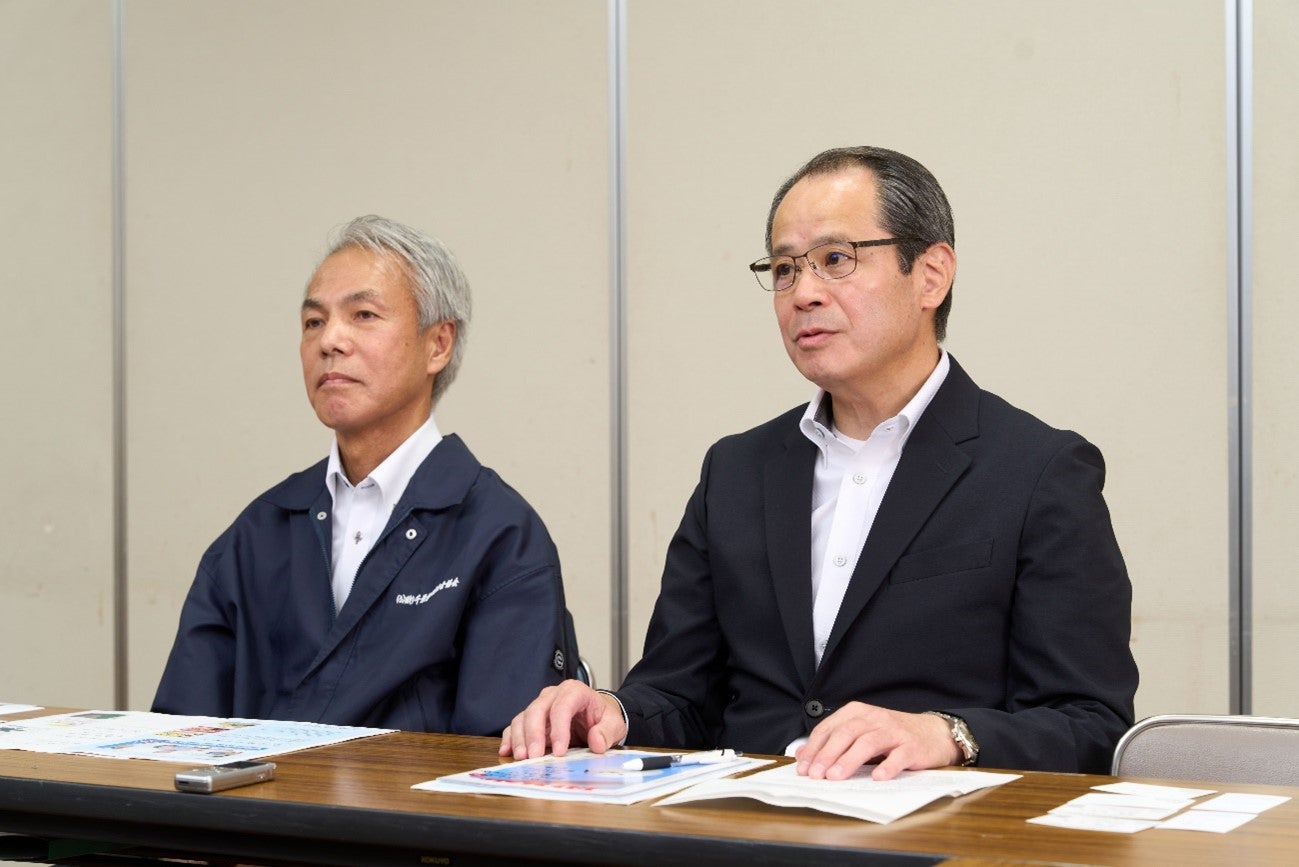 （右）一般財団法人全日本交通安全協会の中野さんと（左）公益財団法人千葉県交通安全協会の正木さんが並んで座っている様子