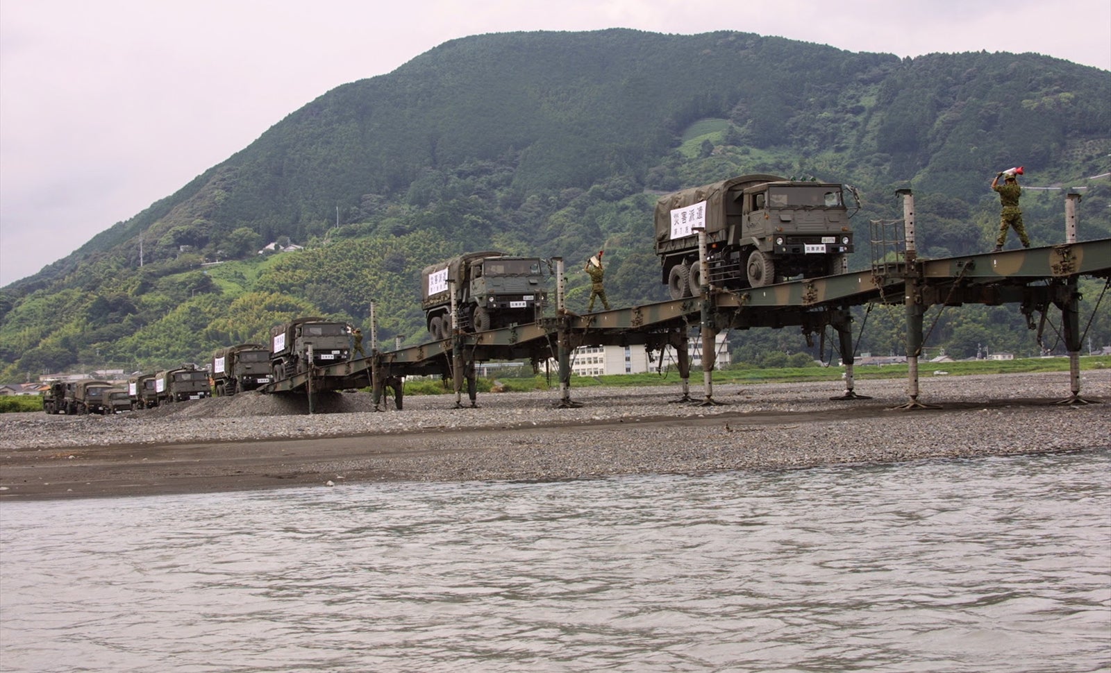 81式自走架柱橋によって架設された橋をトラックが渡っている写真