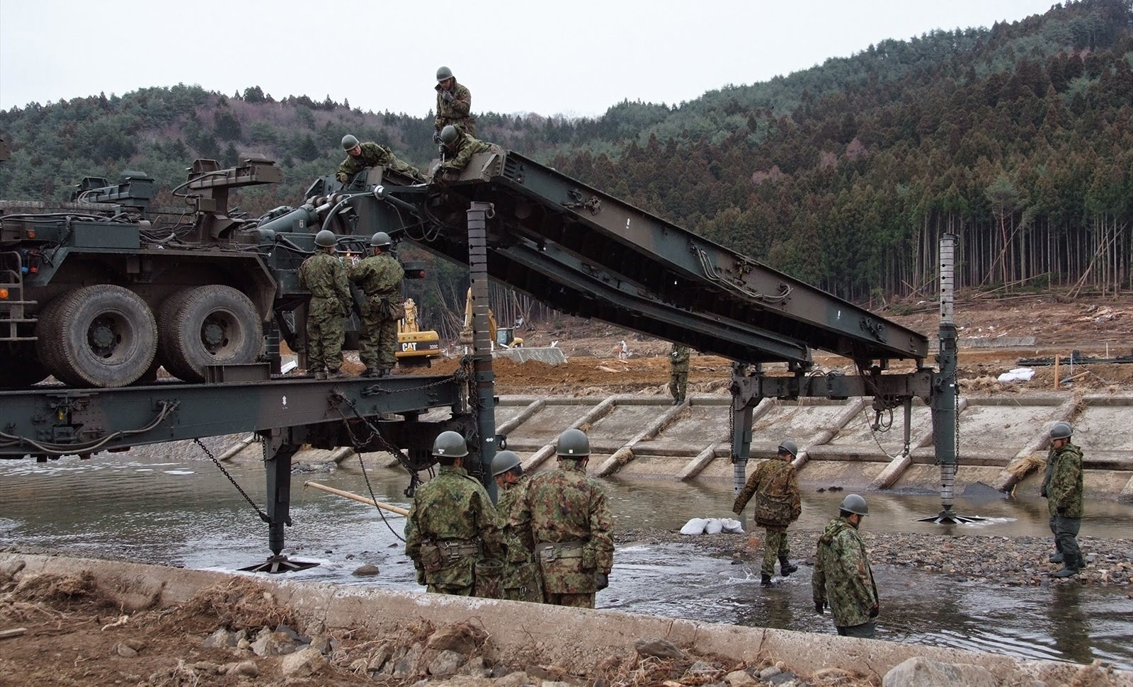 81式自走架柱橋の架設方法