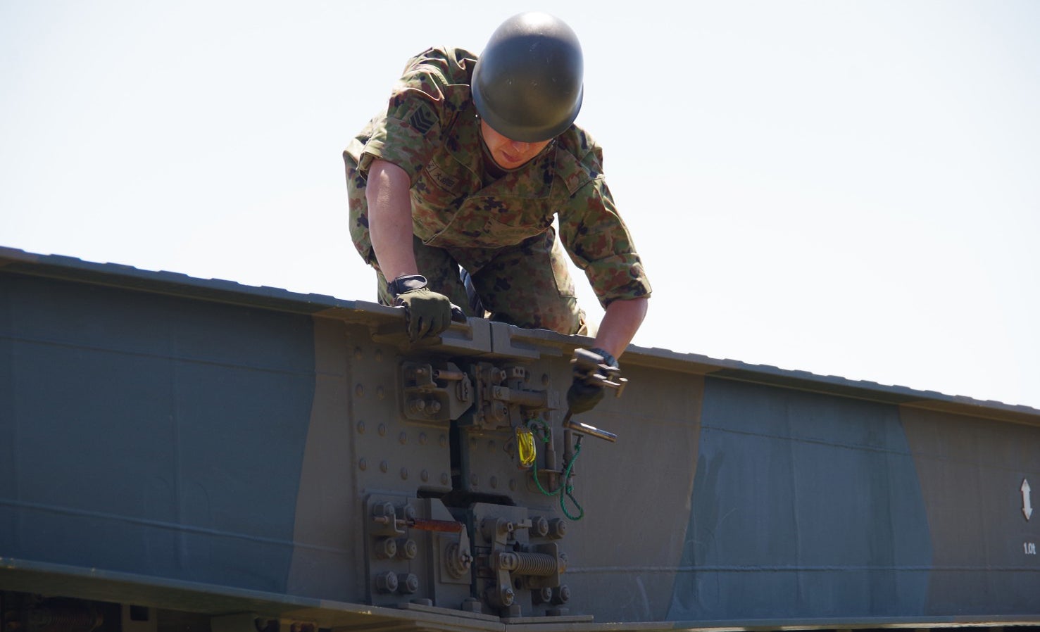 架橋の接続作業を行う自衛隊隊員