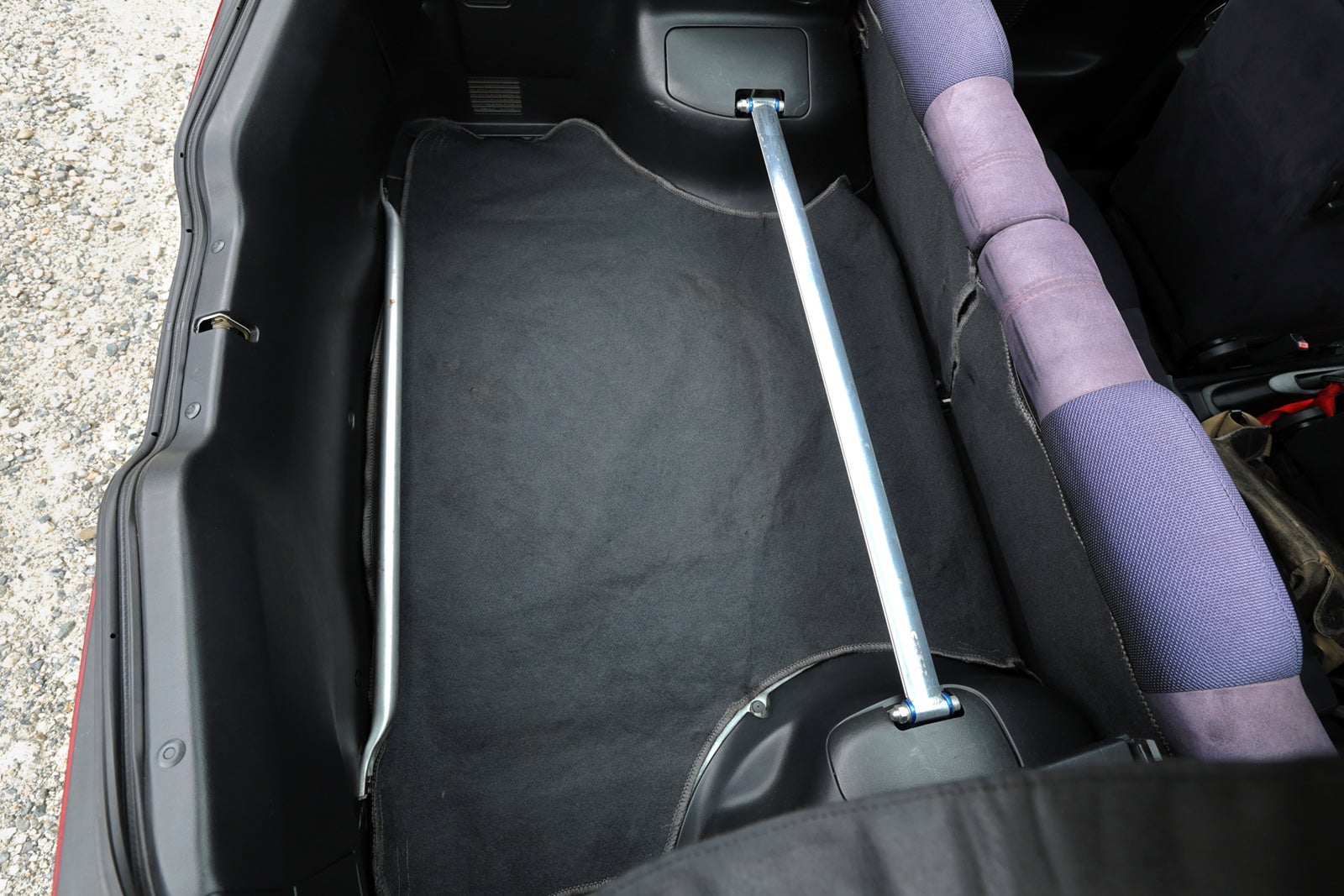 インテグラ タイプRのトランク内部。剛性を高めるためのリアタワーバーが装着されている様子