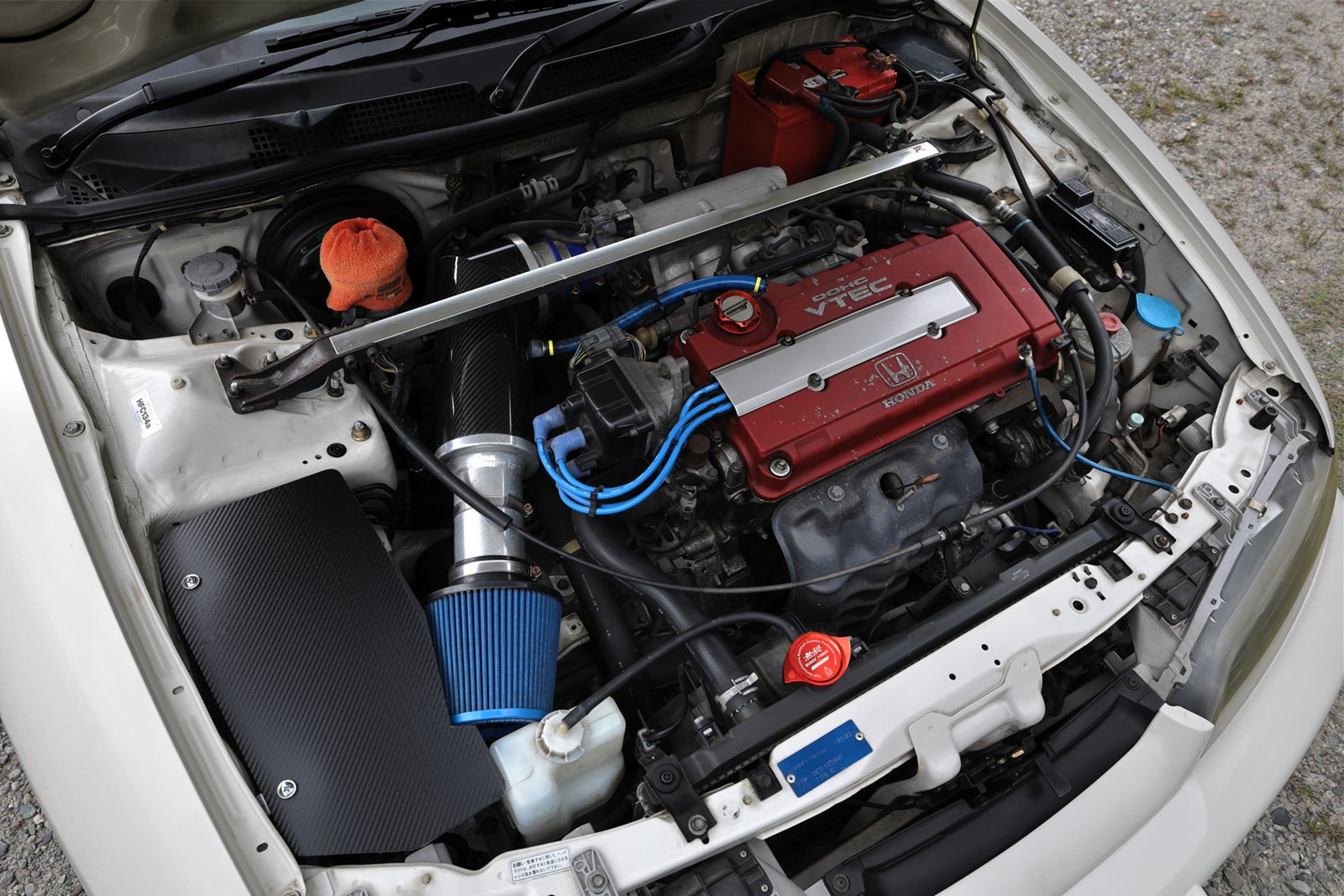 ホンダ インテグラ タイプR（初代）のB18C型VTECエンジン。赤いヘッドカバーと吸気系チューニングが目を引く、峠道で高回転を楽しむための心臓部