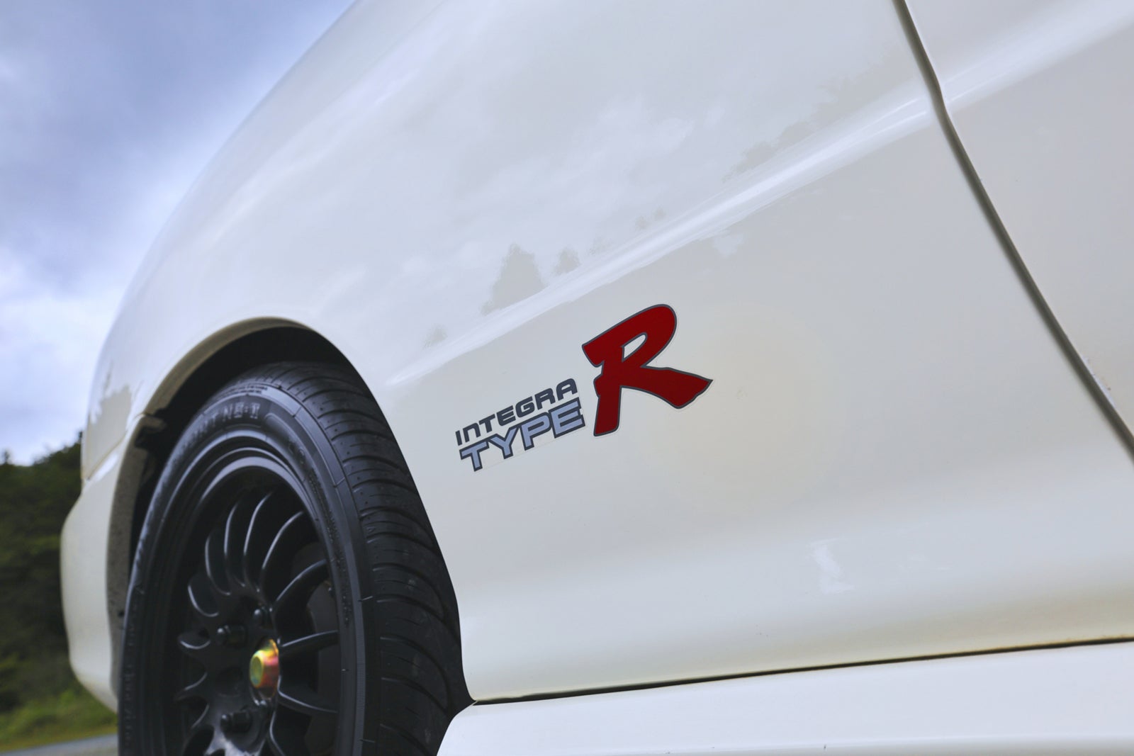 インテグラ タイプRのリアフェンダー付近に貼られた純正の「INTEGRA TYPE R」ロゴステッカー。ボディーカラーはチャンピオンシップホワイト