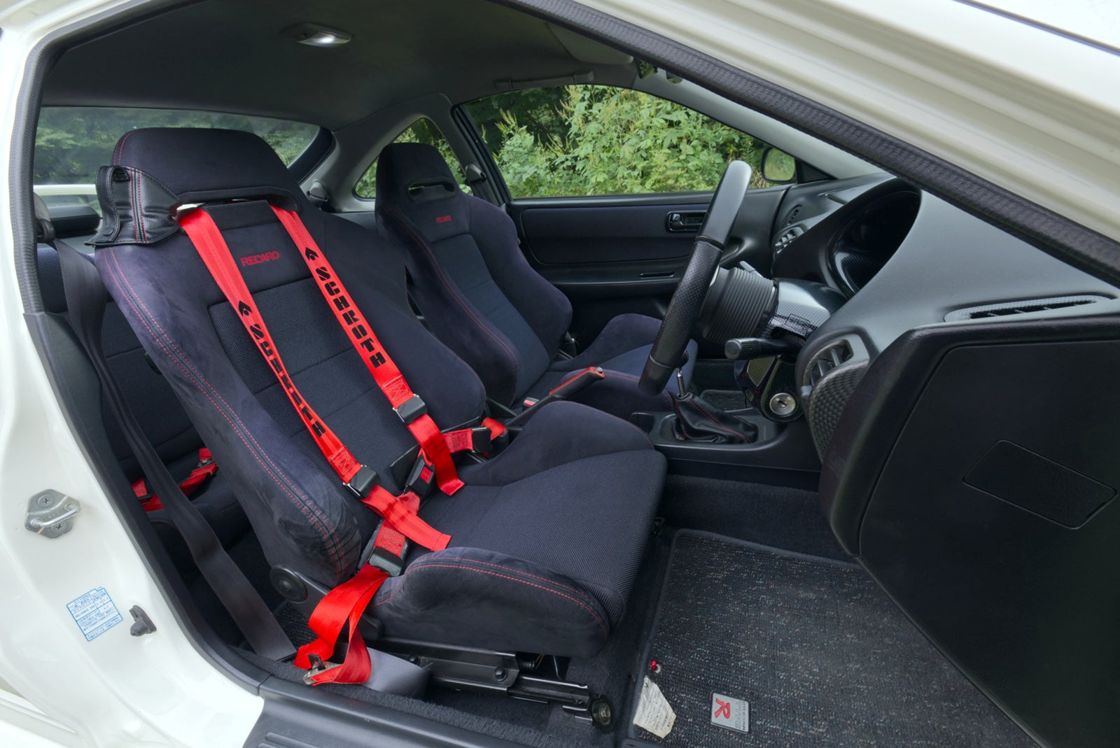 ホンダ インテグラ タイプR（初代）のRECAROシートと赤い4点式シートベルト。スポーツ走行を意識した、本格的な雰囲気