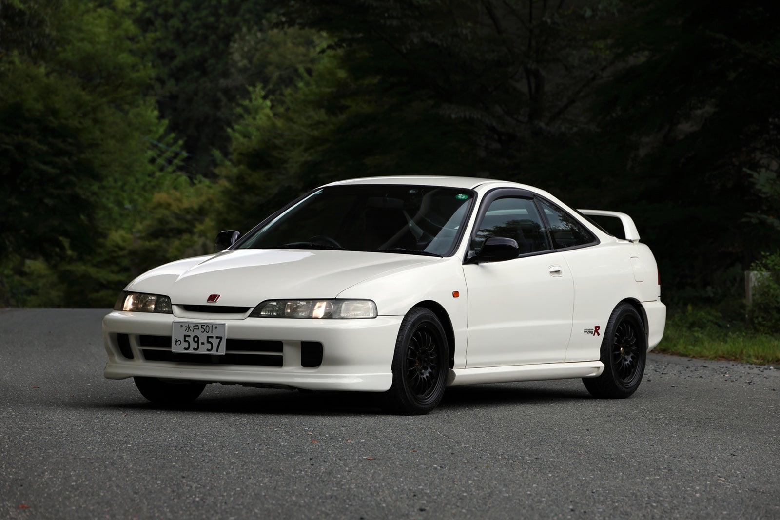 初代ホンダ インテグラ タイプRのレンタカーに試乗。白いボディーと大型リアウイングが際立つフロントビュー