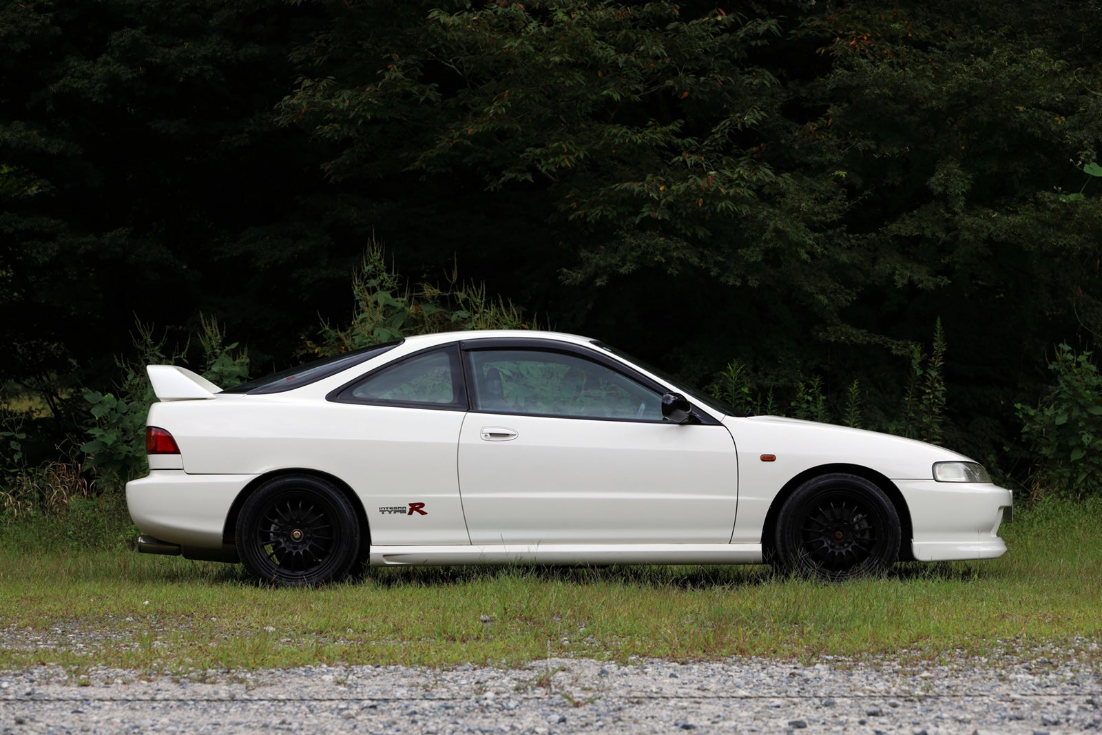 横から見たインテグラ タイプR。クーペ特有の流麗なルーフラインと、サイドに貼られたType Rのデカール