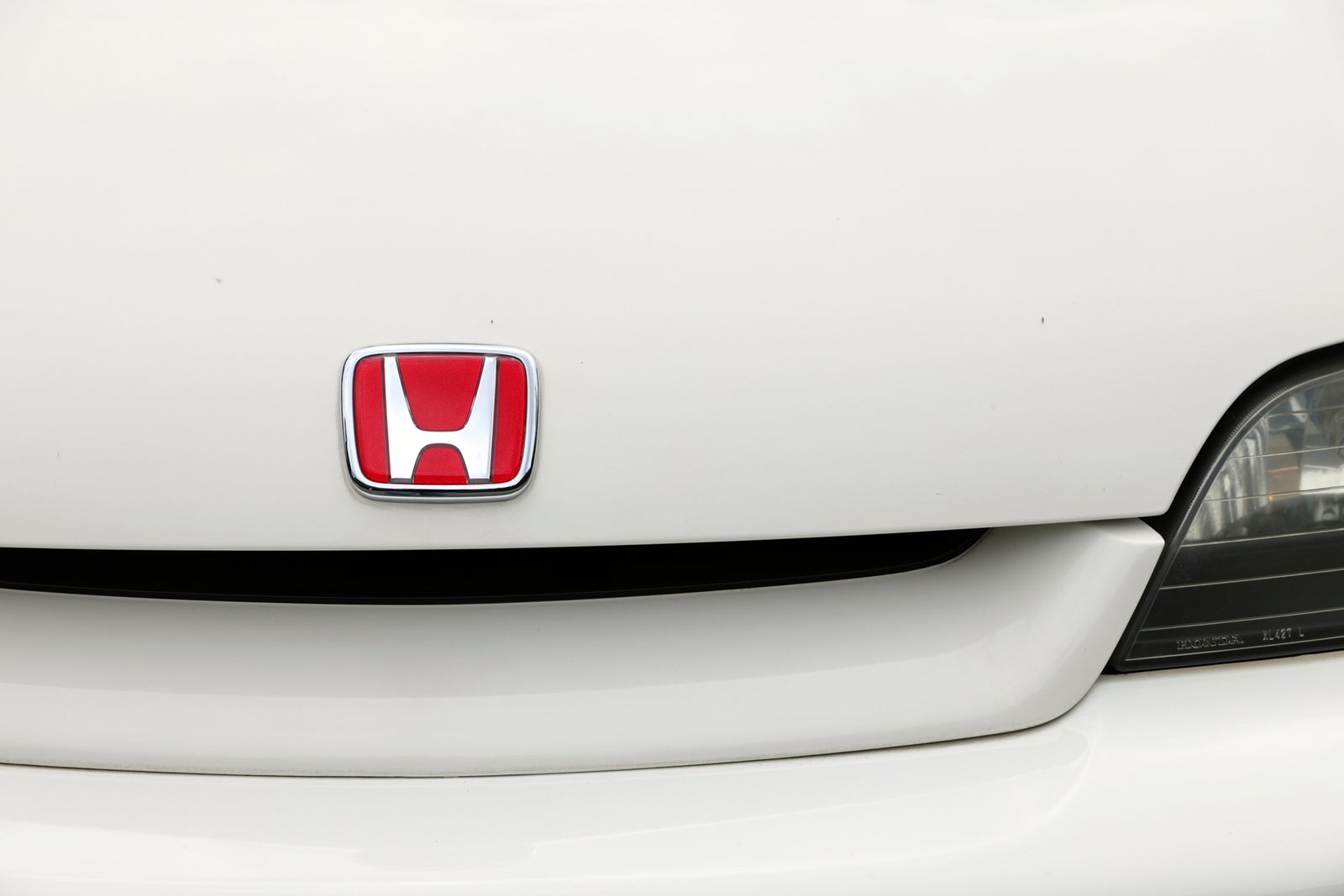 フロントバンパー中央にあるホンダの赤バッジ（赤エンブレム）のクローズアップ