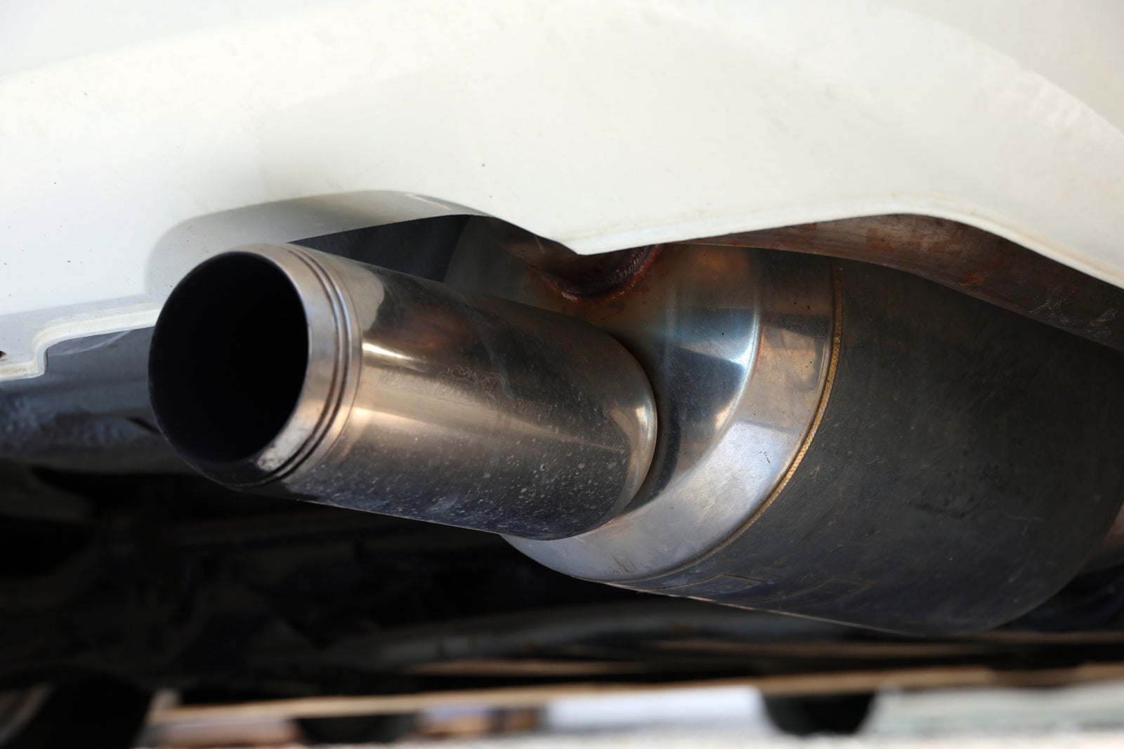 つや消し加工が施された大口径の社外品マフラーの先端部分。使用感のある状態