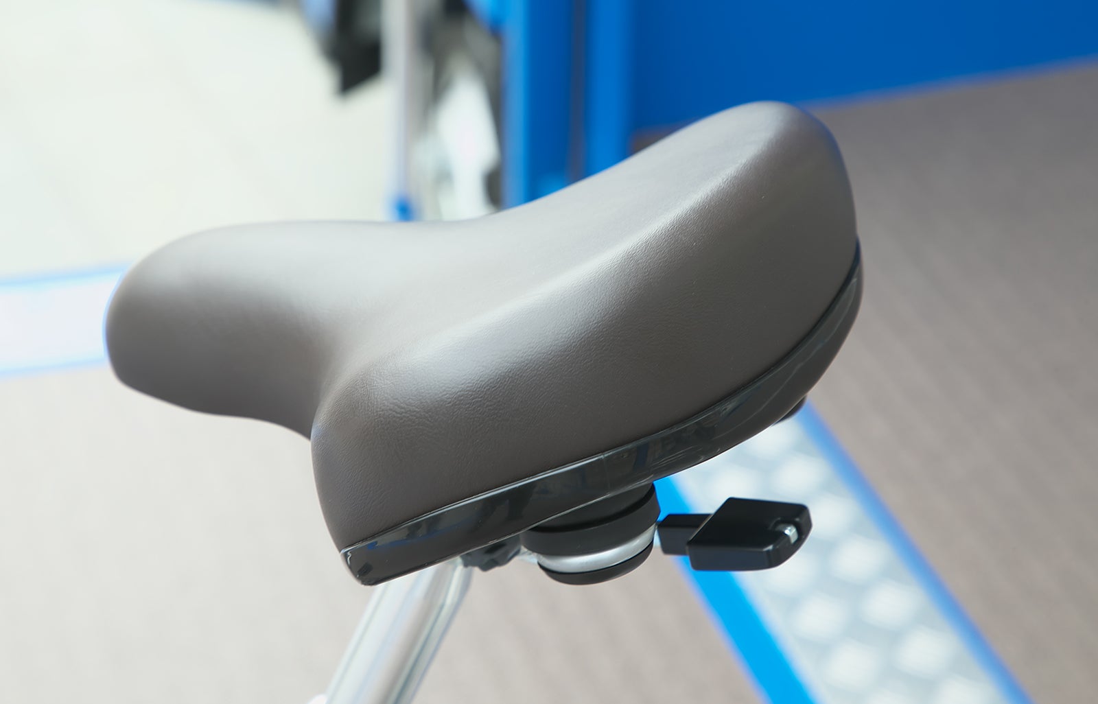 電動アシスト自転車のサドルの写真