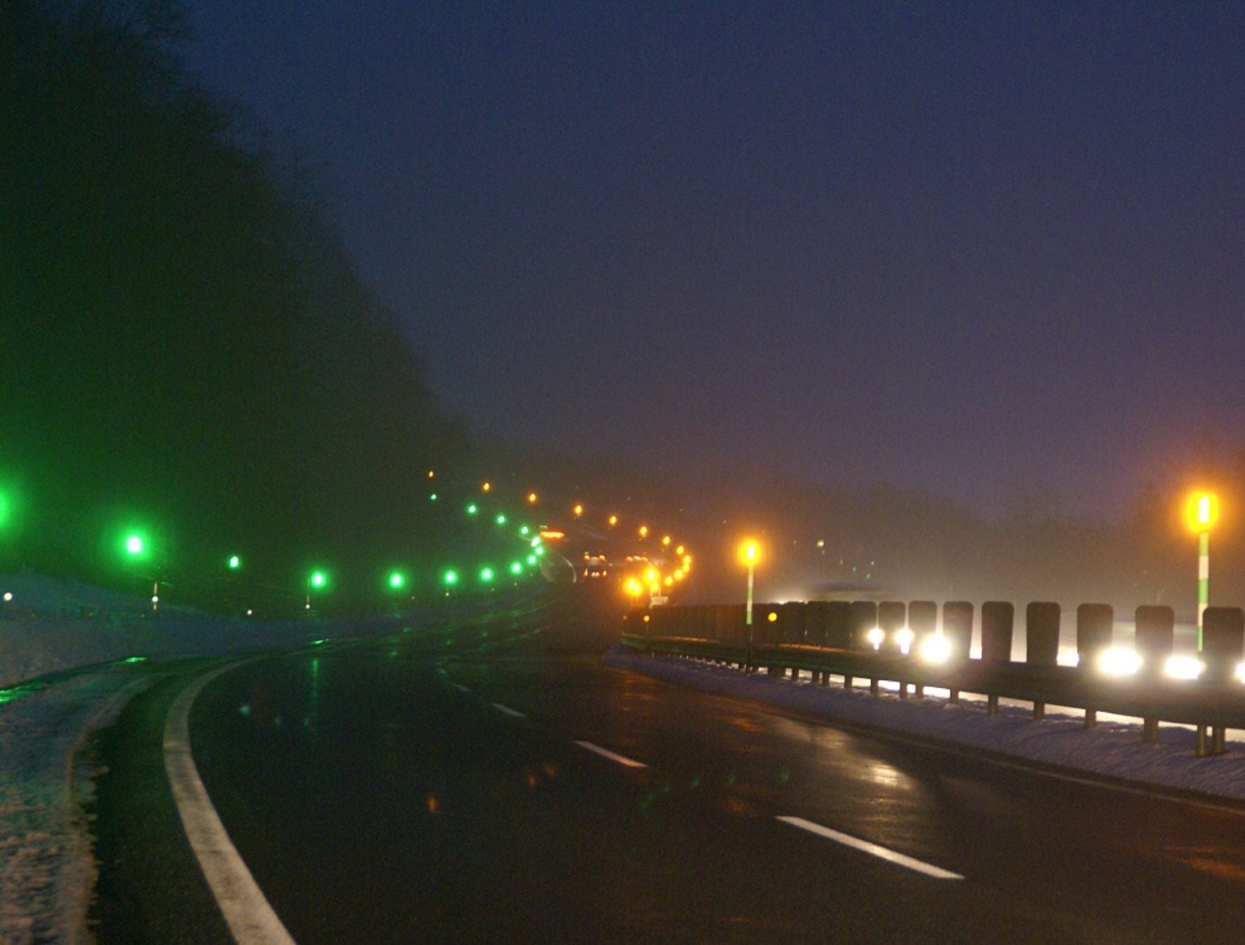 氷点下でも光り続ける！ヒーター内蔵「自発光式スノーポール」が北海道の夜道を支える