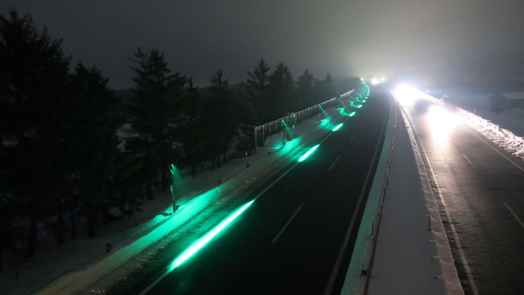 吹雪でも道が見える！SF映画のような「緑の光」が路面を照らす、NEXCO東日本の最新ガイドライト。