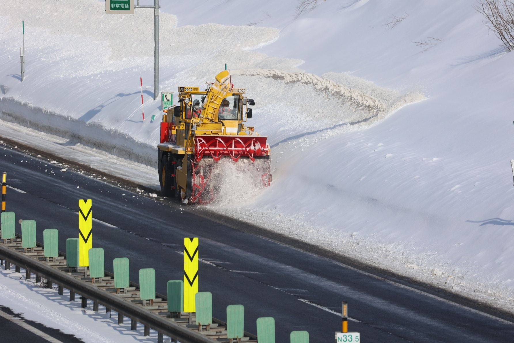もはや巨大ロボット。準天頂衛星「みちびき」の指示で雪をかき分ける、自動走行ロータリ除雪車。