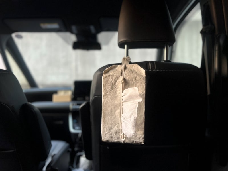 ポリエチレンシートケースをクルマのシートにとりつけるイメージ