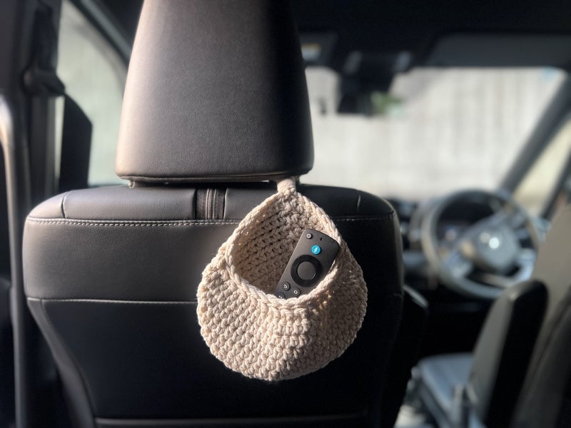 助手席に壁掛けポケットをさげた様子