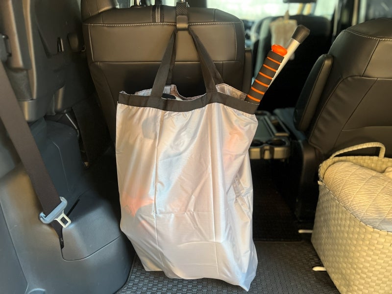 クルマの座席に下げたランドリーバック