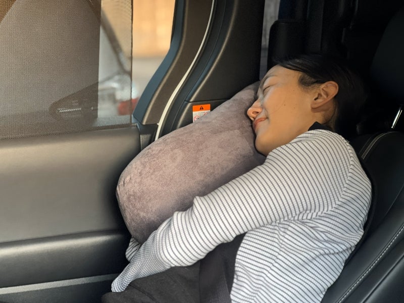 やわらかマルチミニクッションを使う本多さおりさん