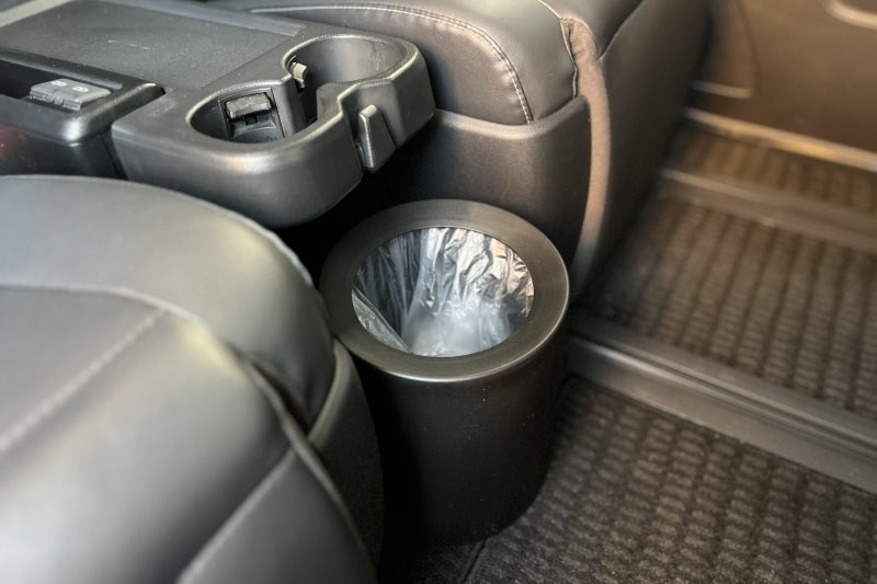 クルマの座席下に置かれた2重ゴミ箱