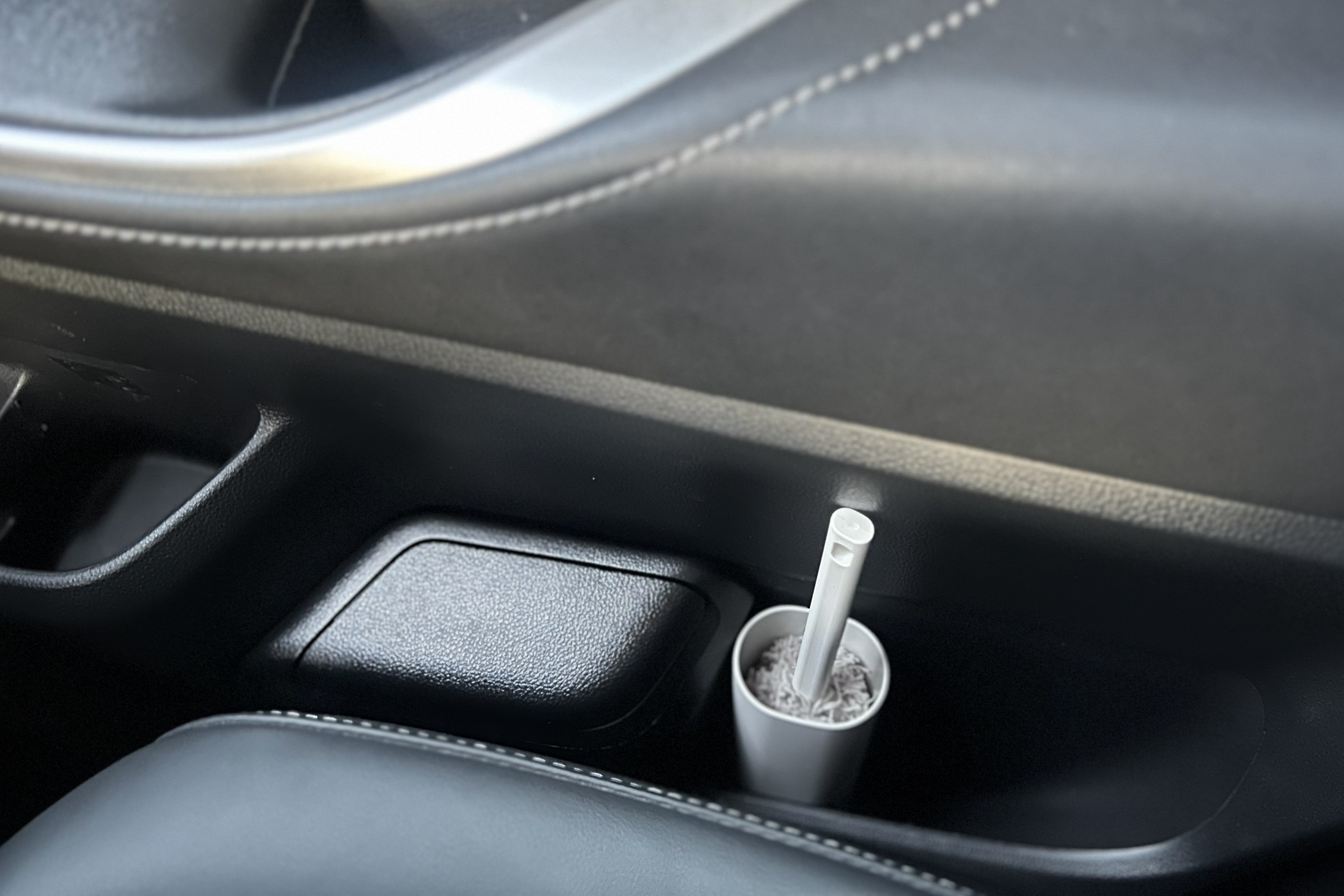 マイクロファイバーミニハンディモップをドアポケットに収納するイメージ