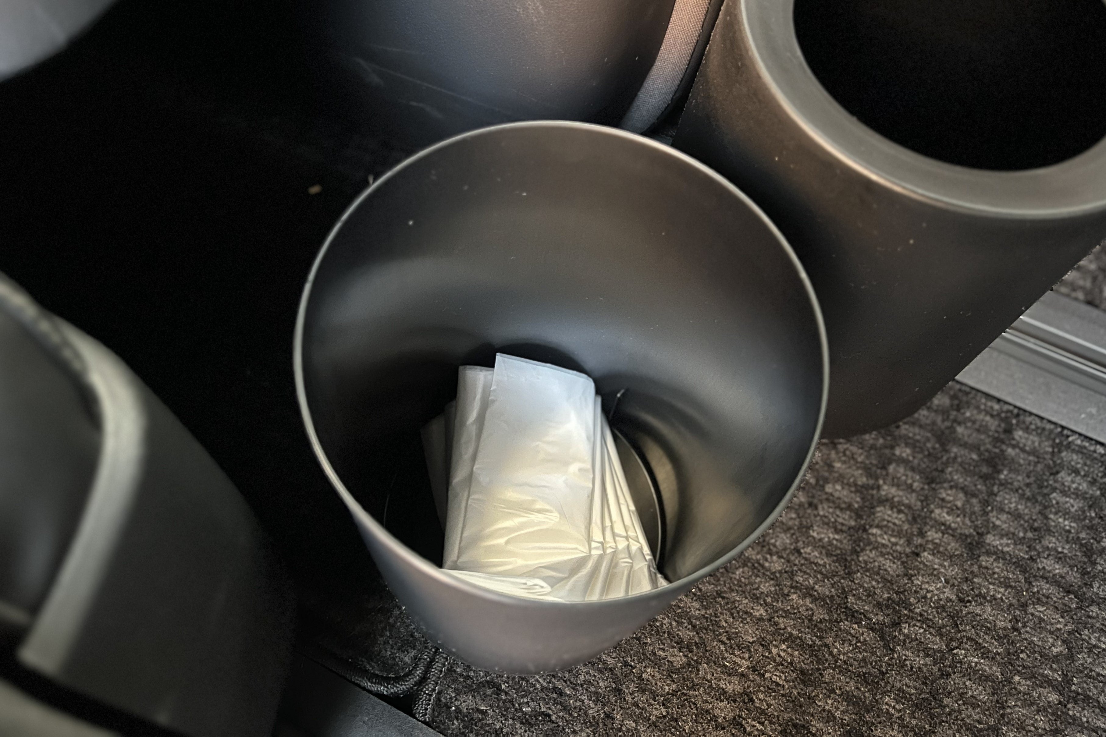 ゴミ箱の底に替えのビニール袋を置いた様子