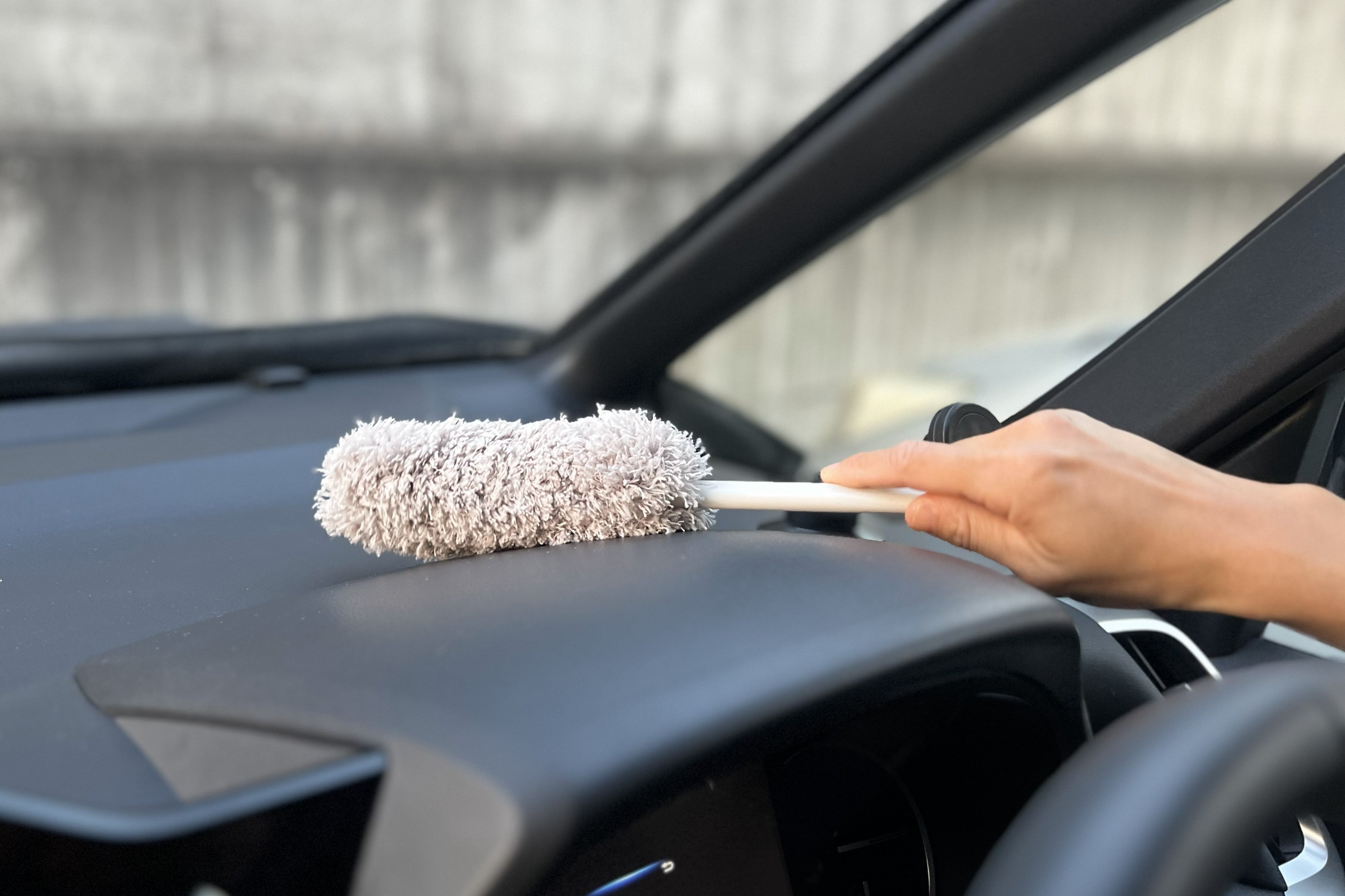 マイクロファイバーミニハンディモップをダッシュボードで使用するイメージ