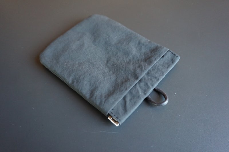 リンクルナイロン 片手で開くフラットポーチS ダークグレー 約12.5×10.3cm（税込790円）