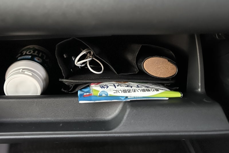 ダッシュボード内に置かれたボトルホルダーの様子