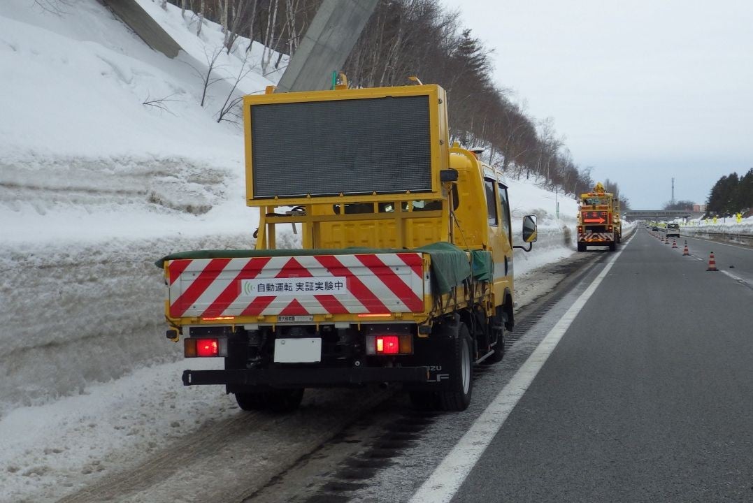 除雪車を追従走行する標識者の様子