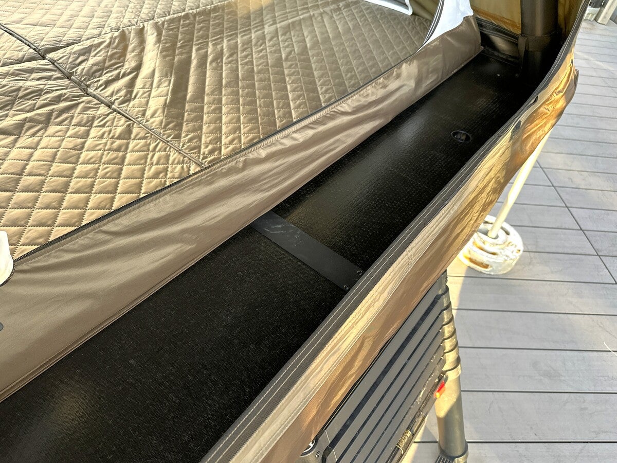 スノーピーク・ルーフトップテントの内部の土間部分