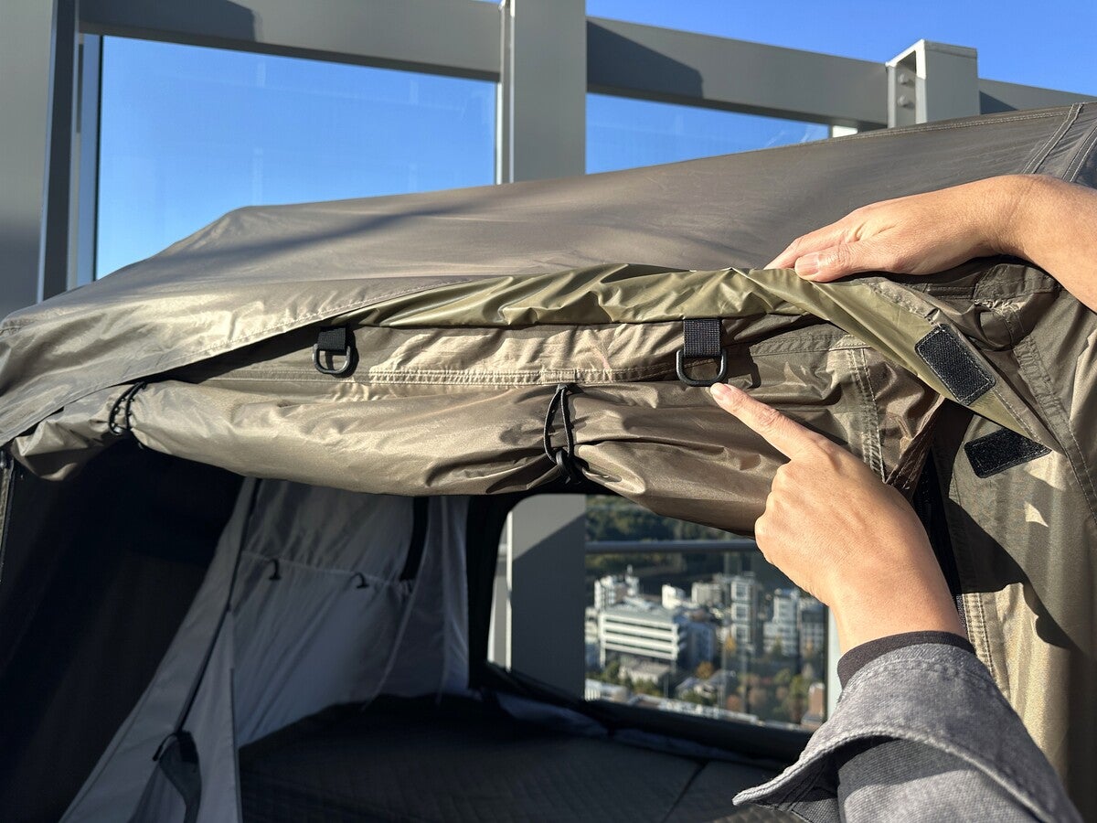 ルーフトップテントのパーツを指さしている写真