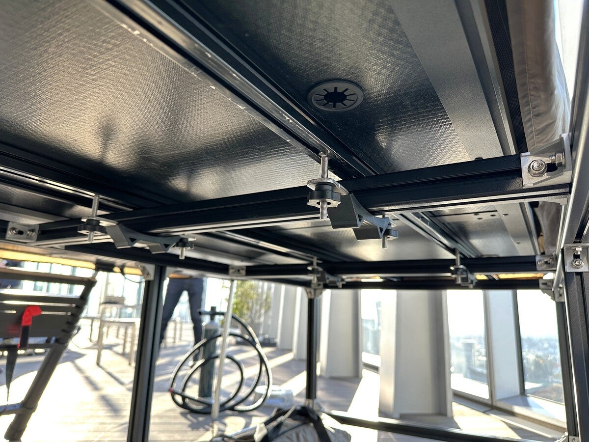 クルマのベースキャリを下から眺めた写真