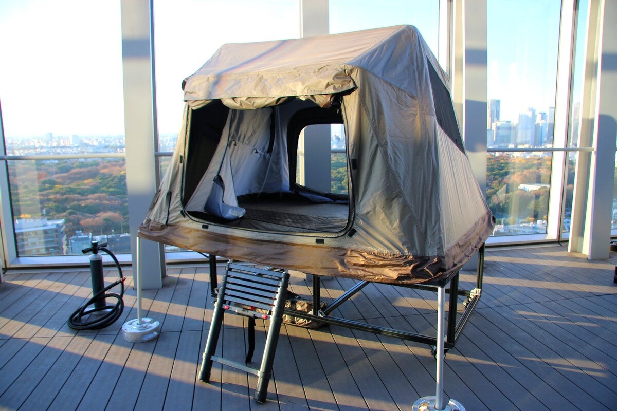 ビルの屋上に展示されたルーフトップテント単体