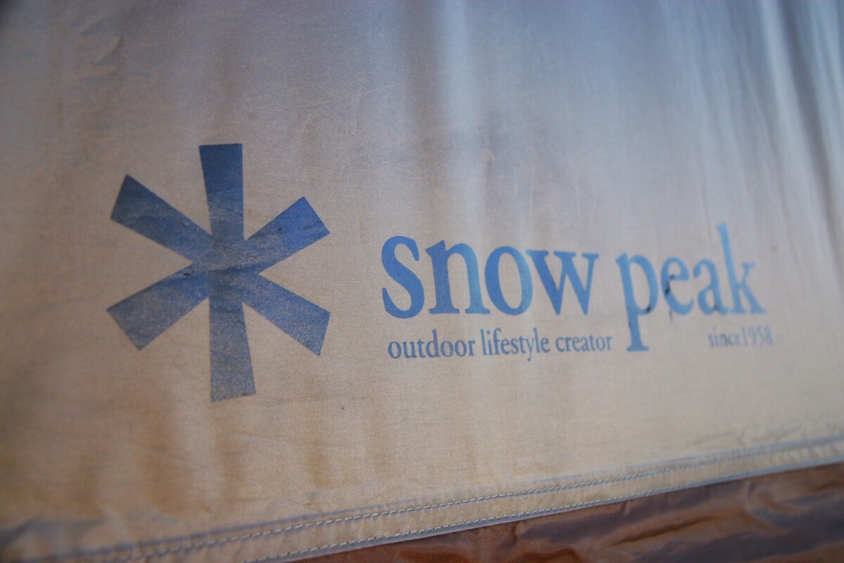 テント生地に印刷されたスノーピークロゴのアップ