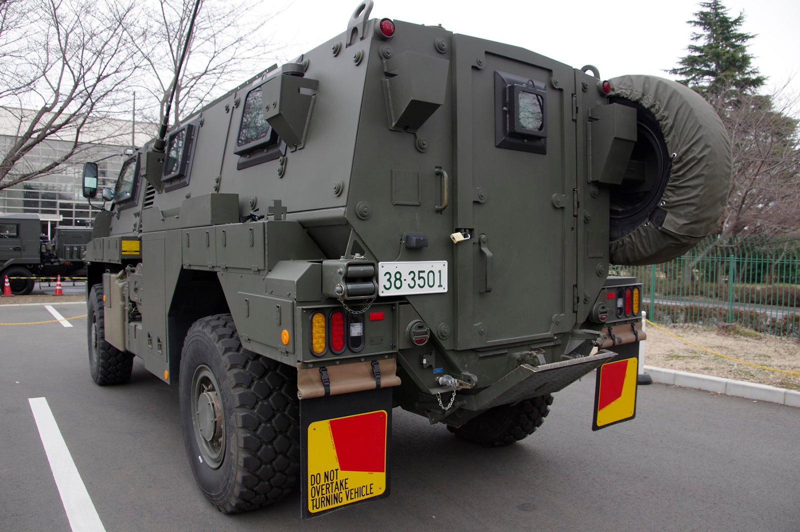 輸送防護車（MRAP）のリヤ外観写真