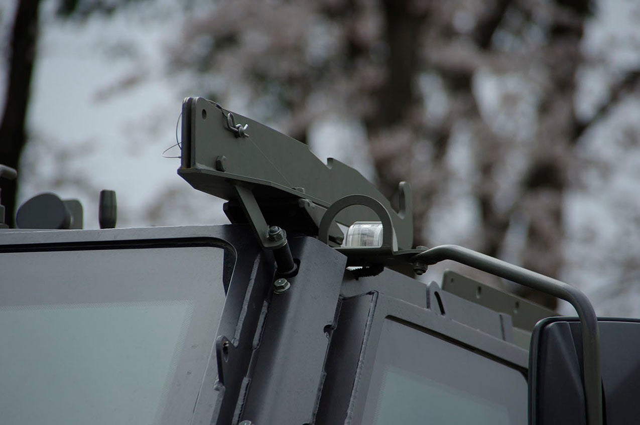 ルーフ先端に装備されたワイヤーカッターの写真