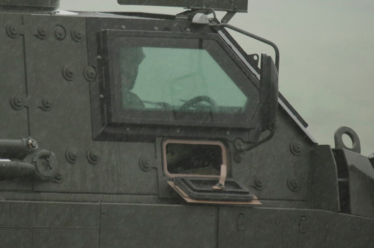 防弾ガラスの下の小窓写真