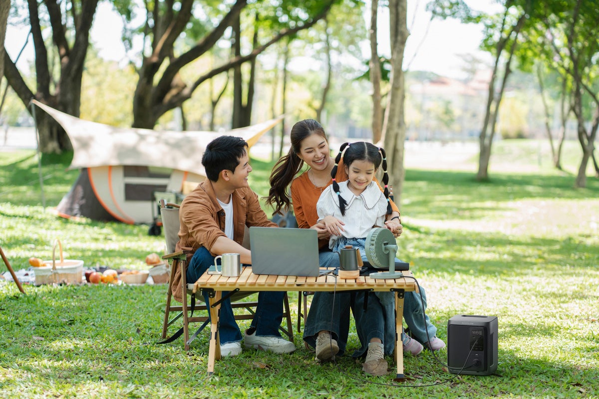 キャンプサイトでイスに座りくつろぐ