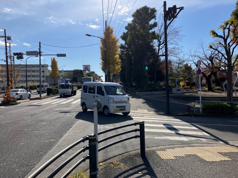 片側2車線の幹線道路から住宅街の片側1車線の道路へ左折する様子