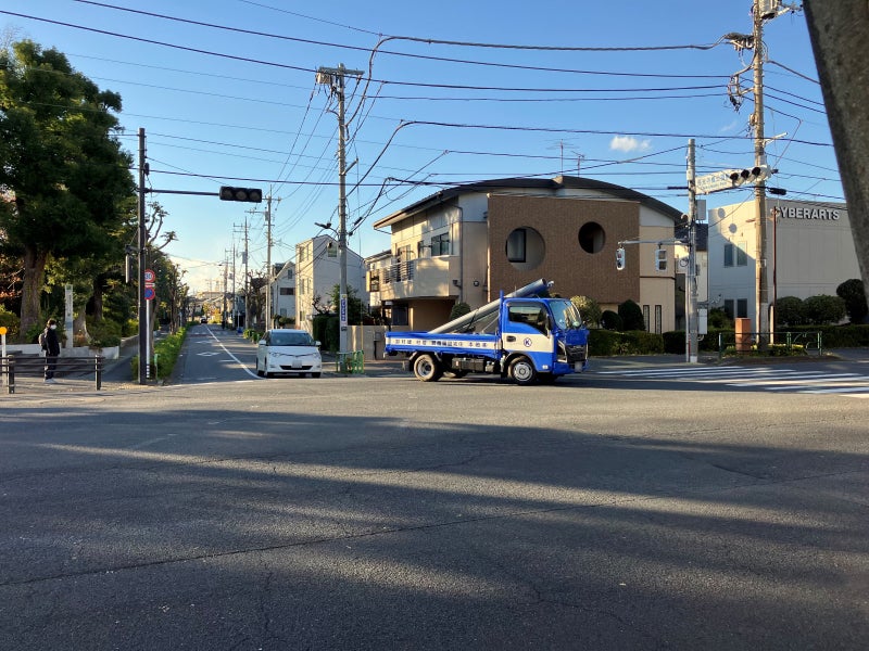 住宅街の道路から幹線道路へ左折する様子