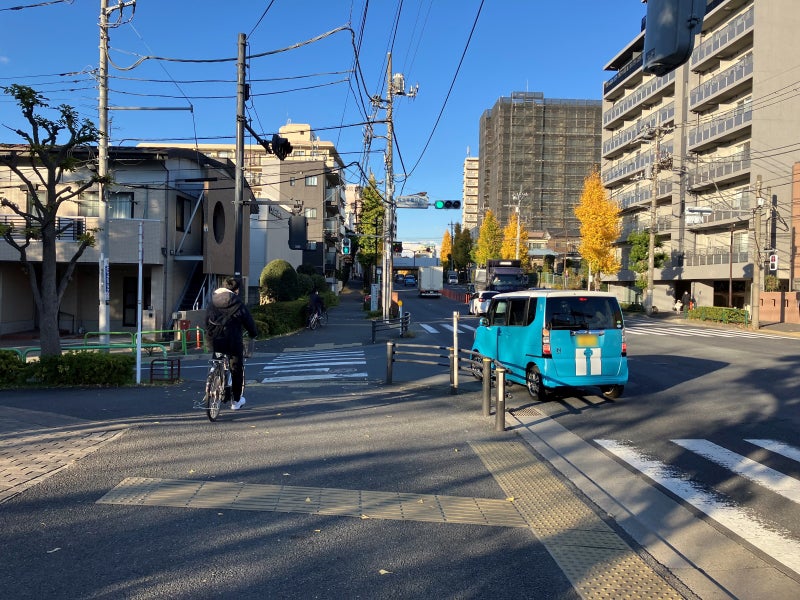 左折車と並走して同じタイミングで交差点に入って来る自転車