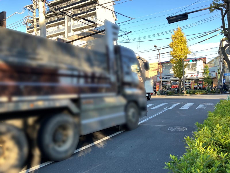 大型車があおりハンドルで曲がるケース