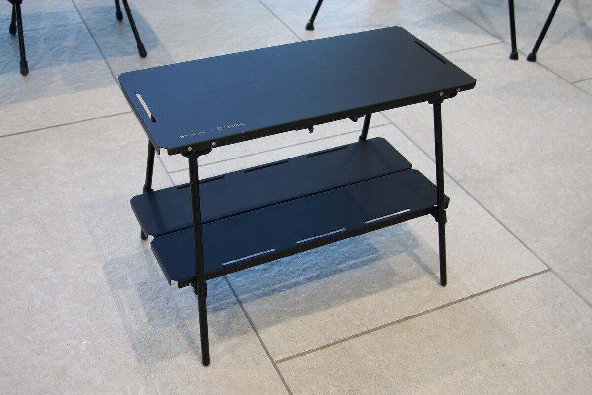 アウトドアテーブルをアレンジしてシェルフに展開