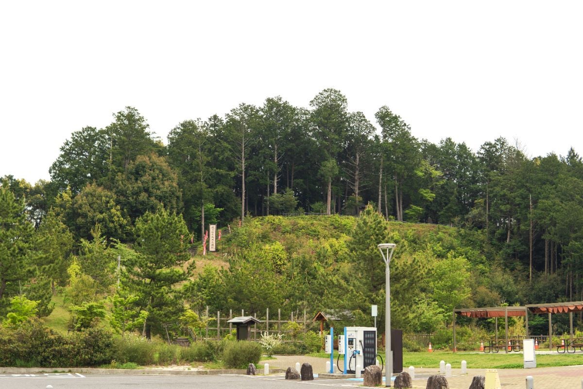 長篠設楽原PA（下り）に隣接する長篠の戦いの織田信長本陣