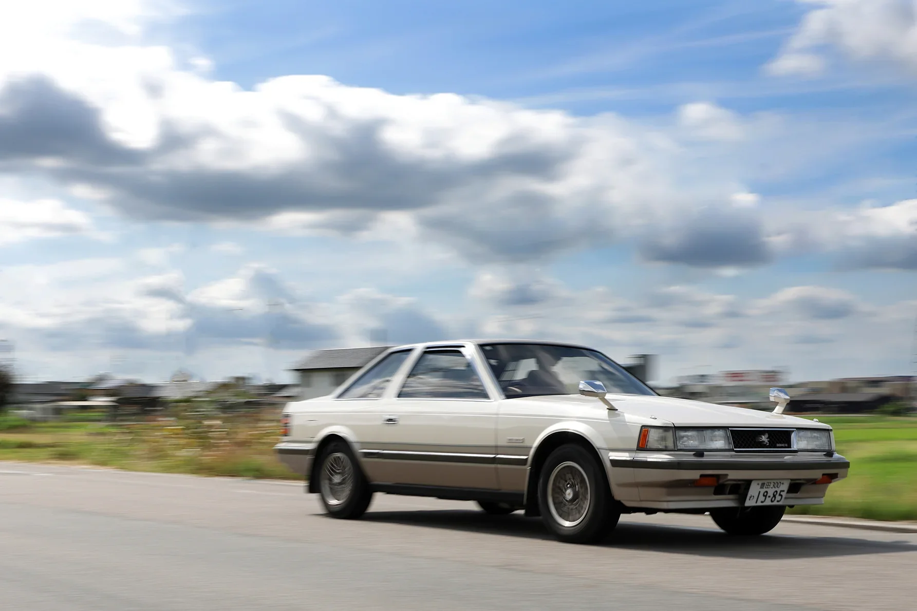 初代ソアラが田園風景を疾走する様子