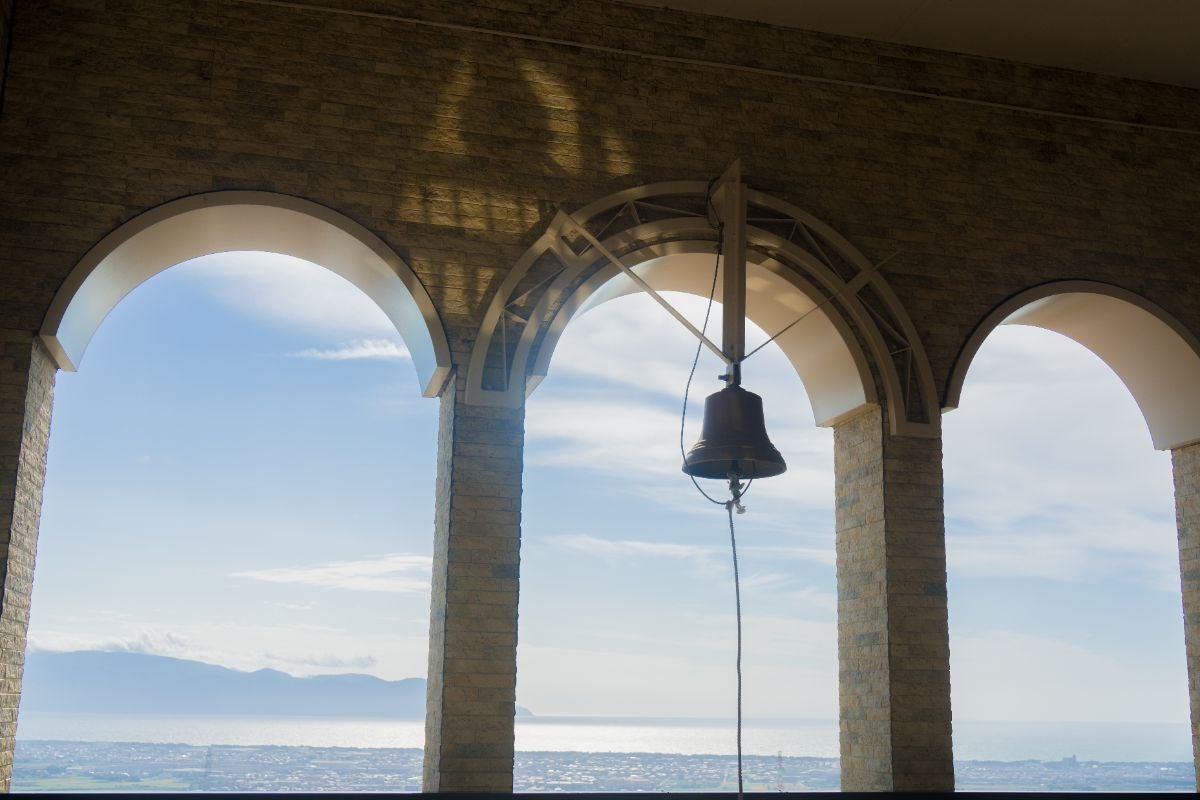 新東名・駿河湾SA上りにある幸せの鐘。奥には駿河湾と伊豆半島が望める