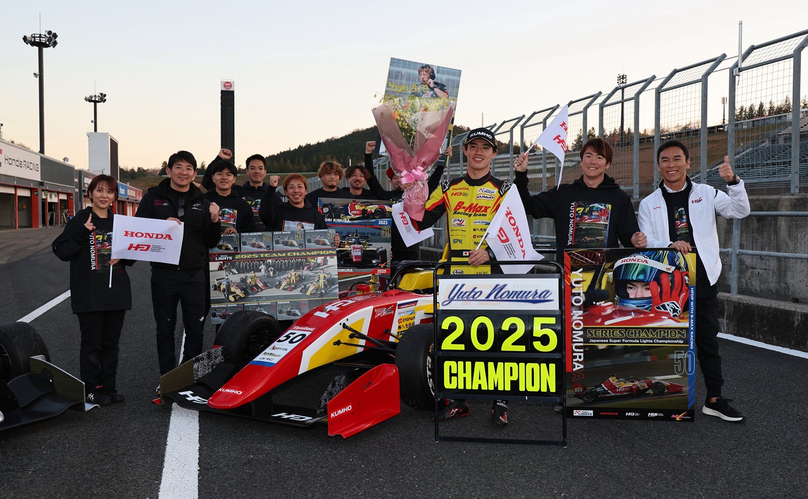 2025年のチャンピオンを獲得した野村選手とB-MAX RACING TEAM