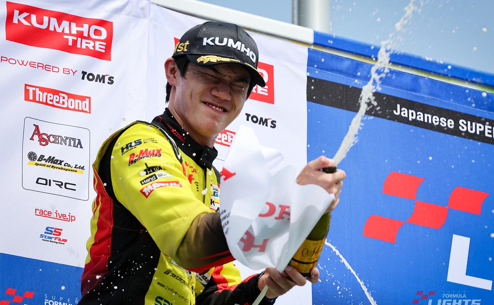 最終ラウンドのもてぎで3連勝を飾った野村選手のシャンパンフェイトの様子