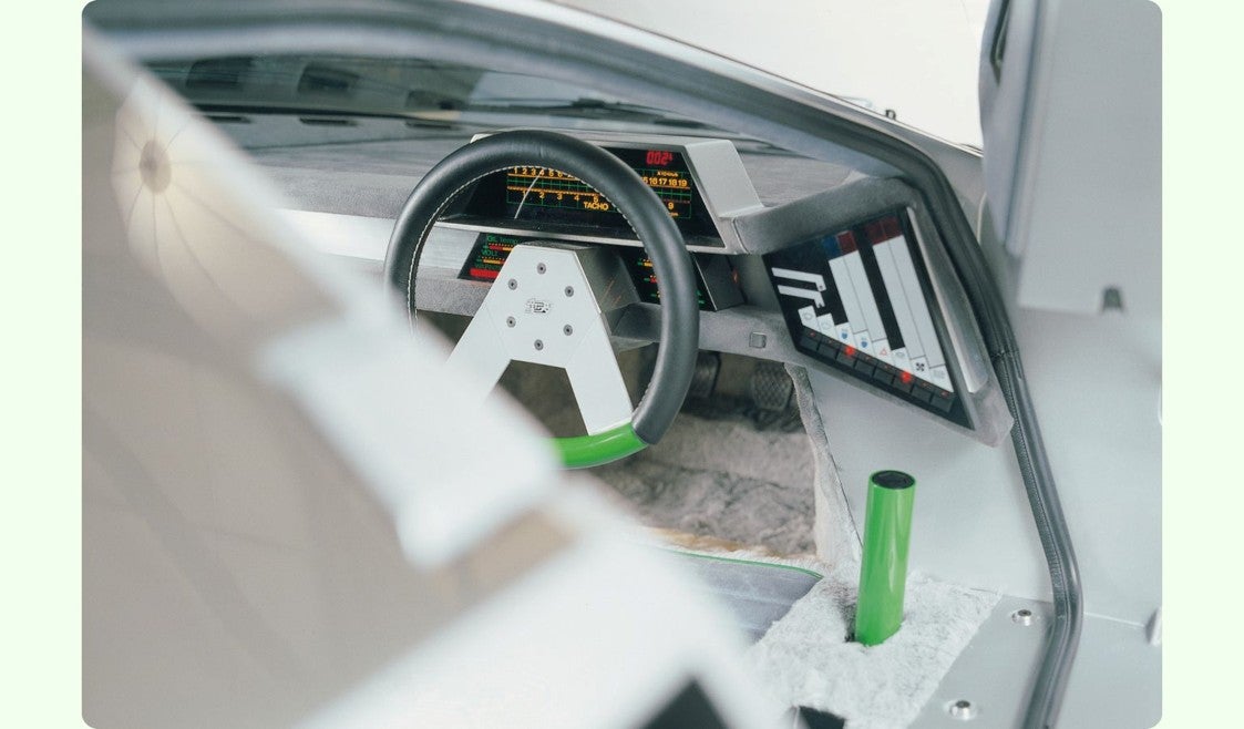 「童夢-零」の車内。低い位置に配置されたコクピット