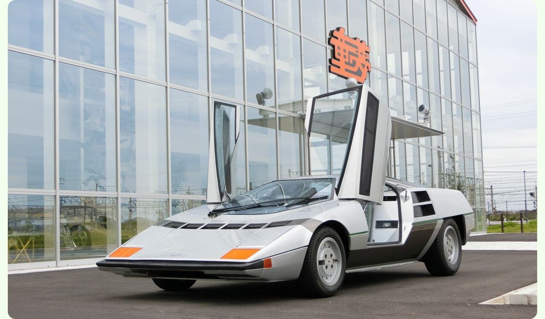 ドアを開けた状態の「童夢-零」の低い車高